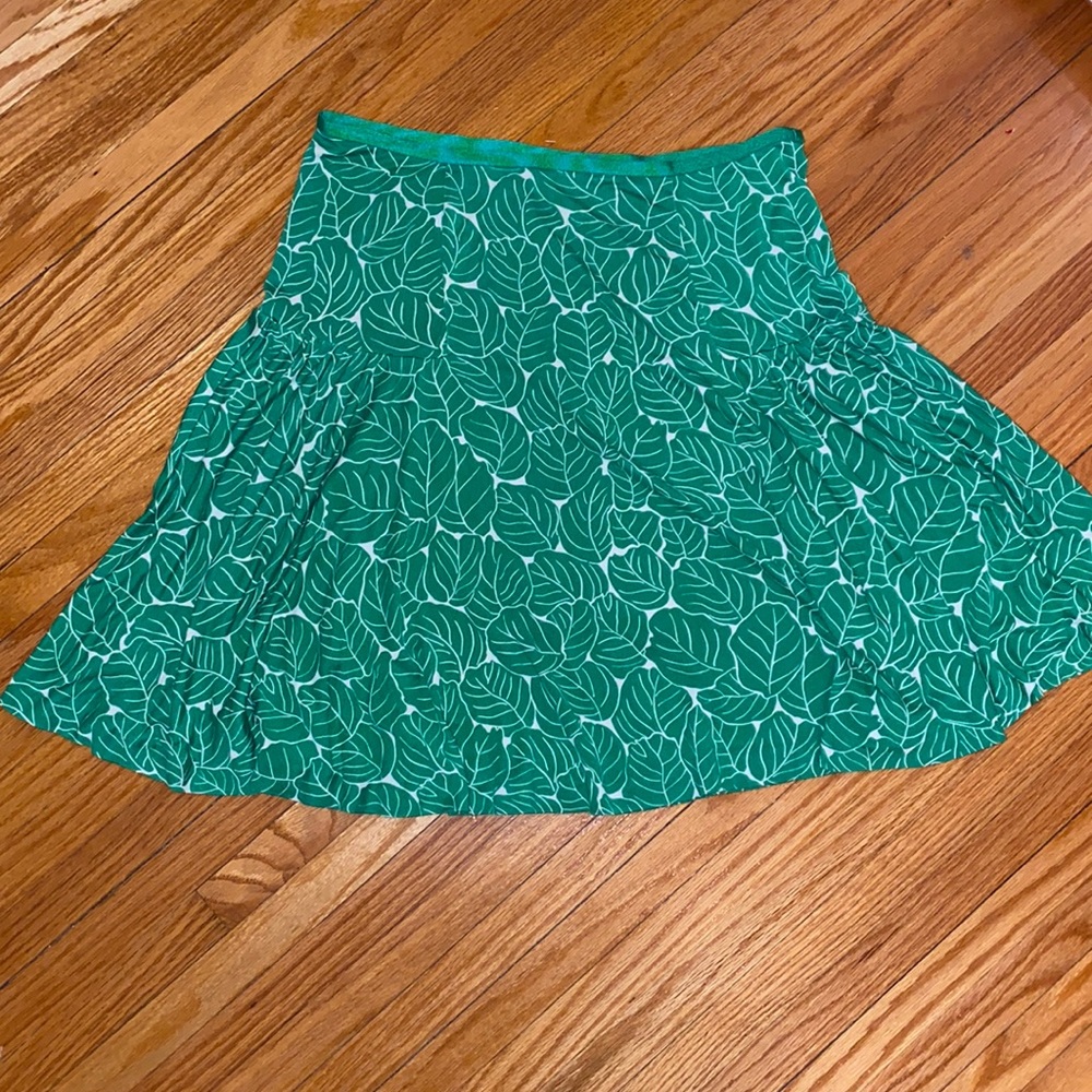 Diane von Furstenberg skirt. Green leaf print. Size 10.